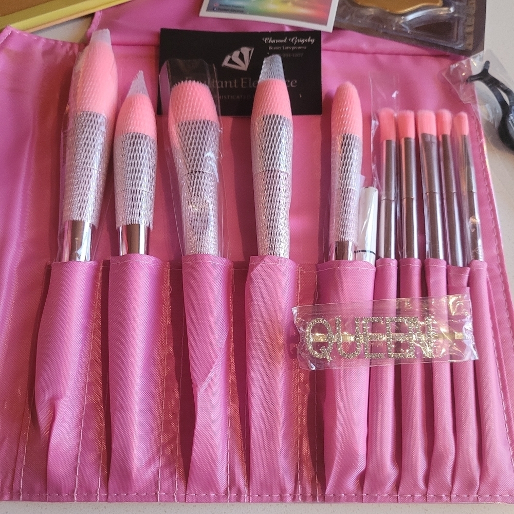 Lot of Cosmetic Brushes - Brand Queen Collection W / Eye Shadow